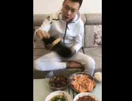 【土味食刻】你是这是啥传统啊??开饭前还得闻口鞋味??什么毛病??